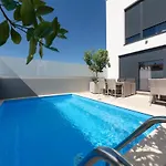 Ampla With Heated Wellness Pool Near Porec