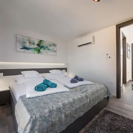 Ampla With Heated Wellness Pool Near Porec Vila