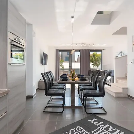 Ampla With Heated Wellness Pool Near Porec וילה *