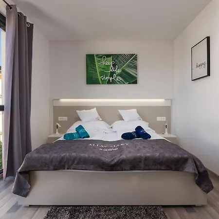 Ampla With Heated Wellness Pool Near Porec וילה Kovacic