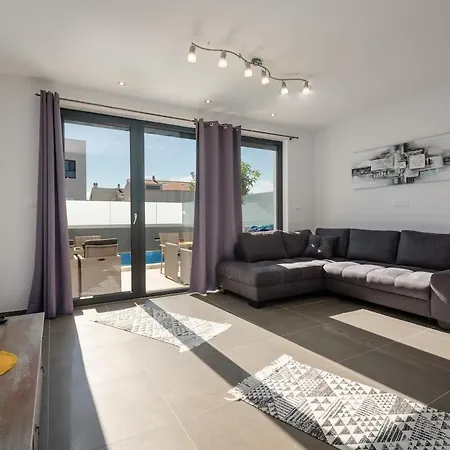 Ampla With Heated Wellness Pool Near Porec וילה