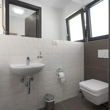 Ampla With Heated Wellness Pool Near Porec וילה *