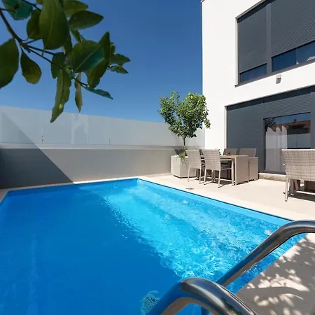 Ampla With Heated Wellness Pool Near Porec