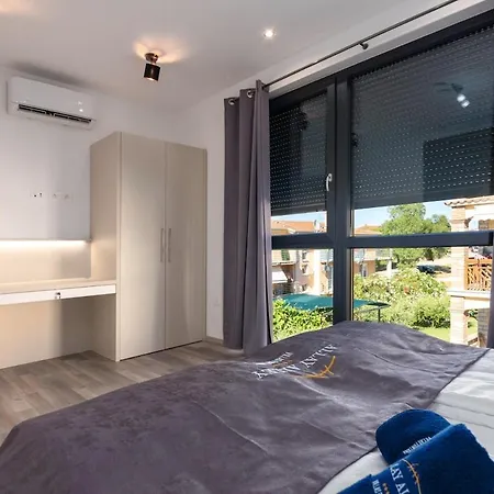 Ampla With Heated Wellness Pool Near Porec וילה