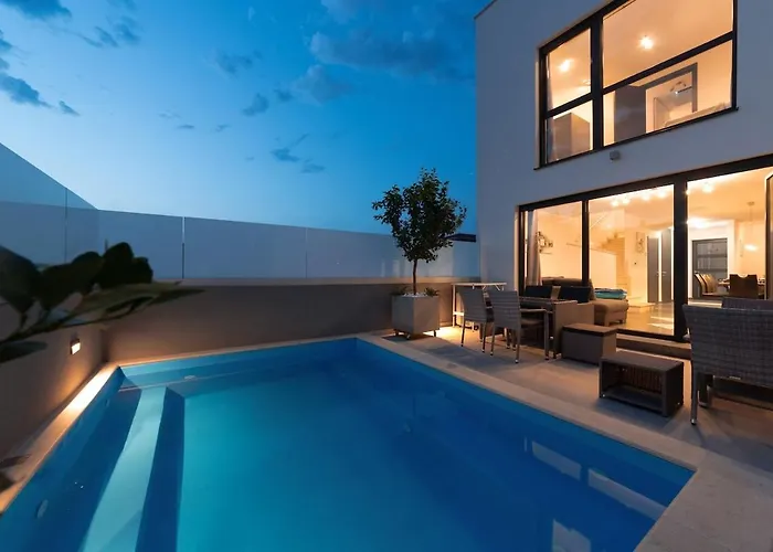 Ampla With Heated Wellness Pool Near Porec *