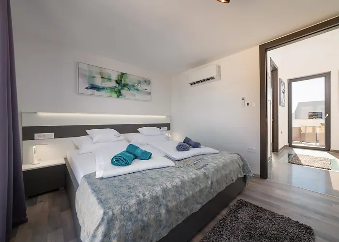 Ampla With Heated Wellness Pool Near Porec וילה