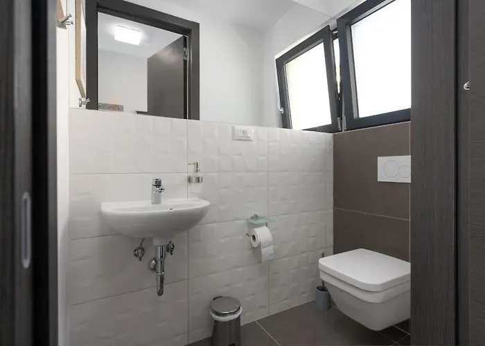 Ampla With Heated Wellness Pool Near Porec וילה *