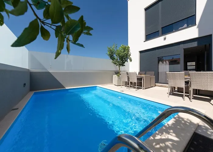 Ampla With Heated Wellness Pool Near Porec